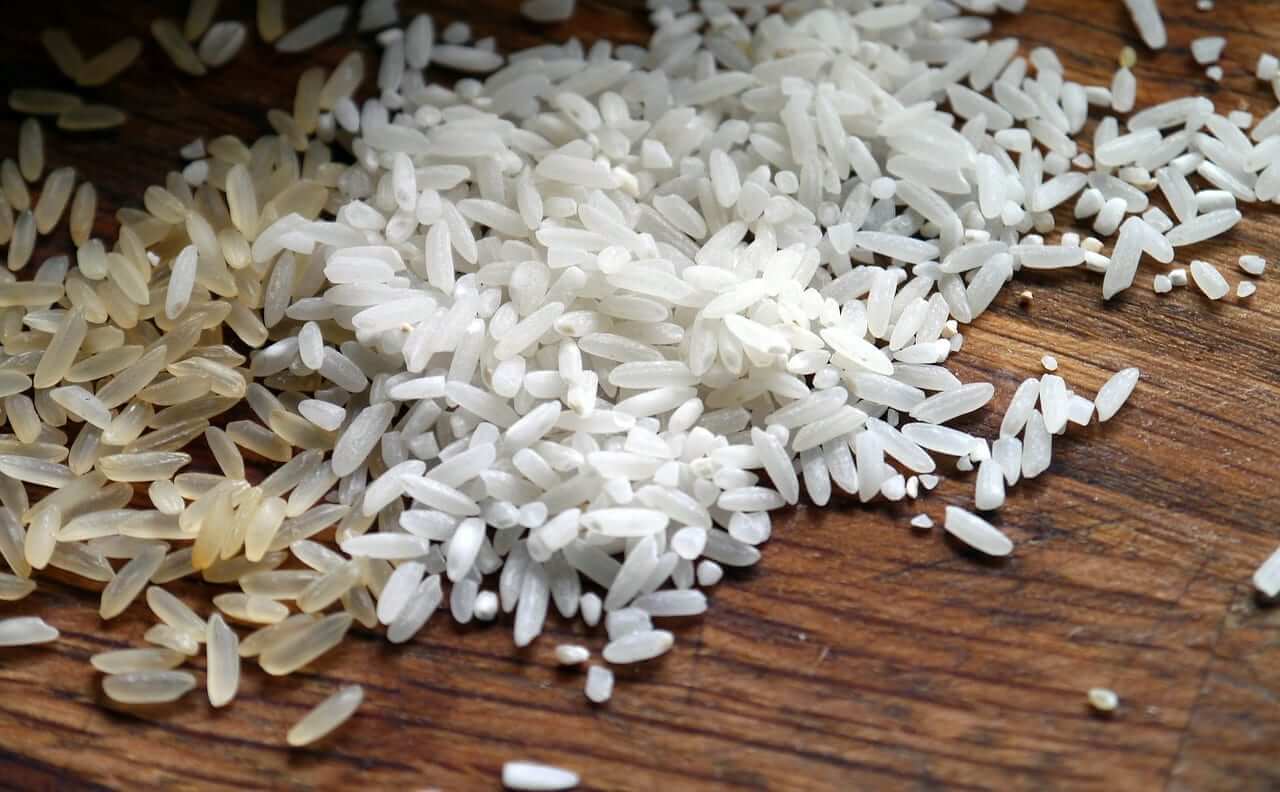 Brown Rice and white rice grains on a table