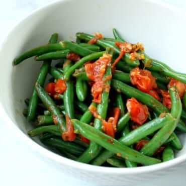 Green Beans Side Dish with Garlic and Tomatoes - Ancestral Nutrition